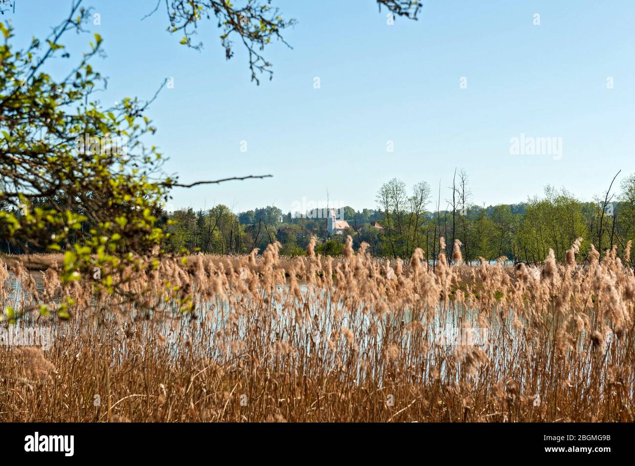 Lech-Stausee mit Apfeldorf im Hintergrund, Baviera, Germania Foto Stock