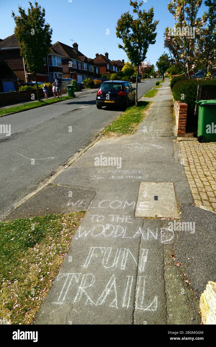 20 aprile 2020, Bidborough, Kent, UK: Un gioco Woodland Fun Trail disegnato in gesso da bambini locali sul pavimento di una zona residenziale di lusso durante il governo ha imposto quarantena / blocco per ridurre la diffusione del coronavirus. I bambini di tutto il paese hanno inventato modi per mantenere se stessi e gli altri occupati durante la pandemia. Questo percorso include giochi hopscotch e varie sfide e attività per l'esercizio, così come messaggi sul mantenimento di distanza sociale e sicura. Foto Stock