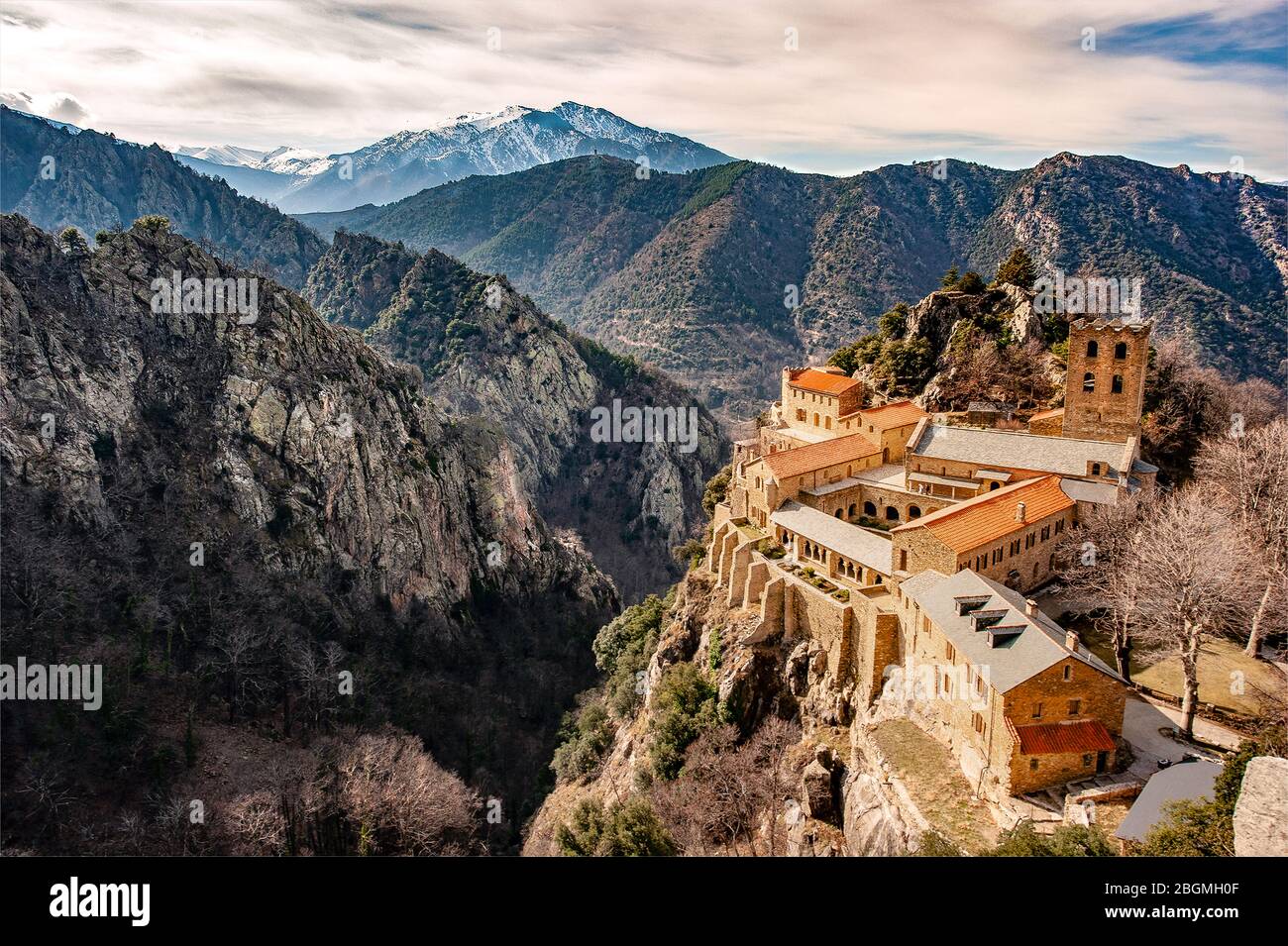 Saint-Martin-du-Canigou, un'abbazia benedettina nei Pirenei Foto Stock