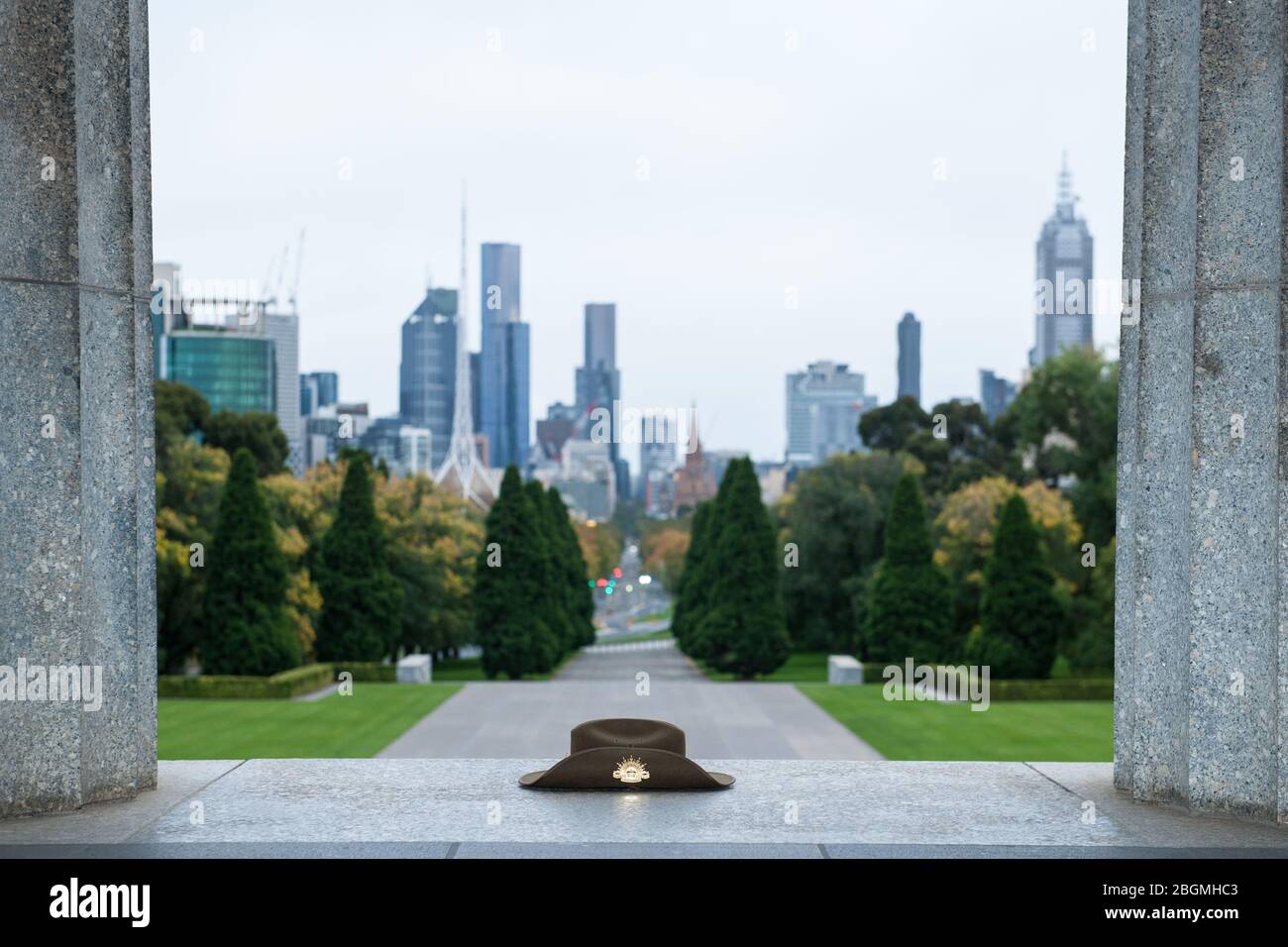 IL giorno DELL'ANZAC è un periodo dell'anno in cui gli australiani e i neozelandesi si riuniscono e ricordano i loro caduti. Covid-19 blocchi significherà che il Santuario Foto Stock