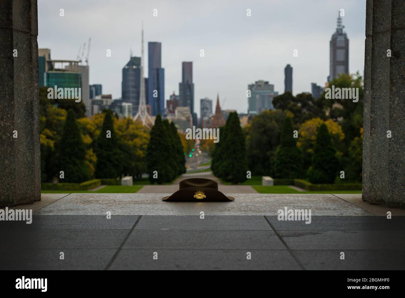 IL giorno DELL'ANZAC è un periodo dell'anno in cui gli australiani e i neozelandesi si riuniscono e ricordano i loro caduti. Covid-19 blocchi significherà che il Santuario Foto Stock