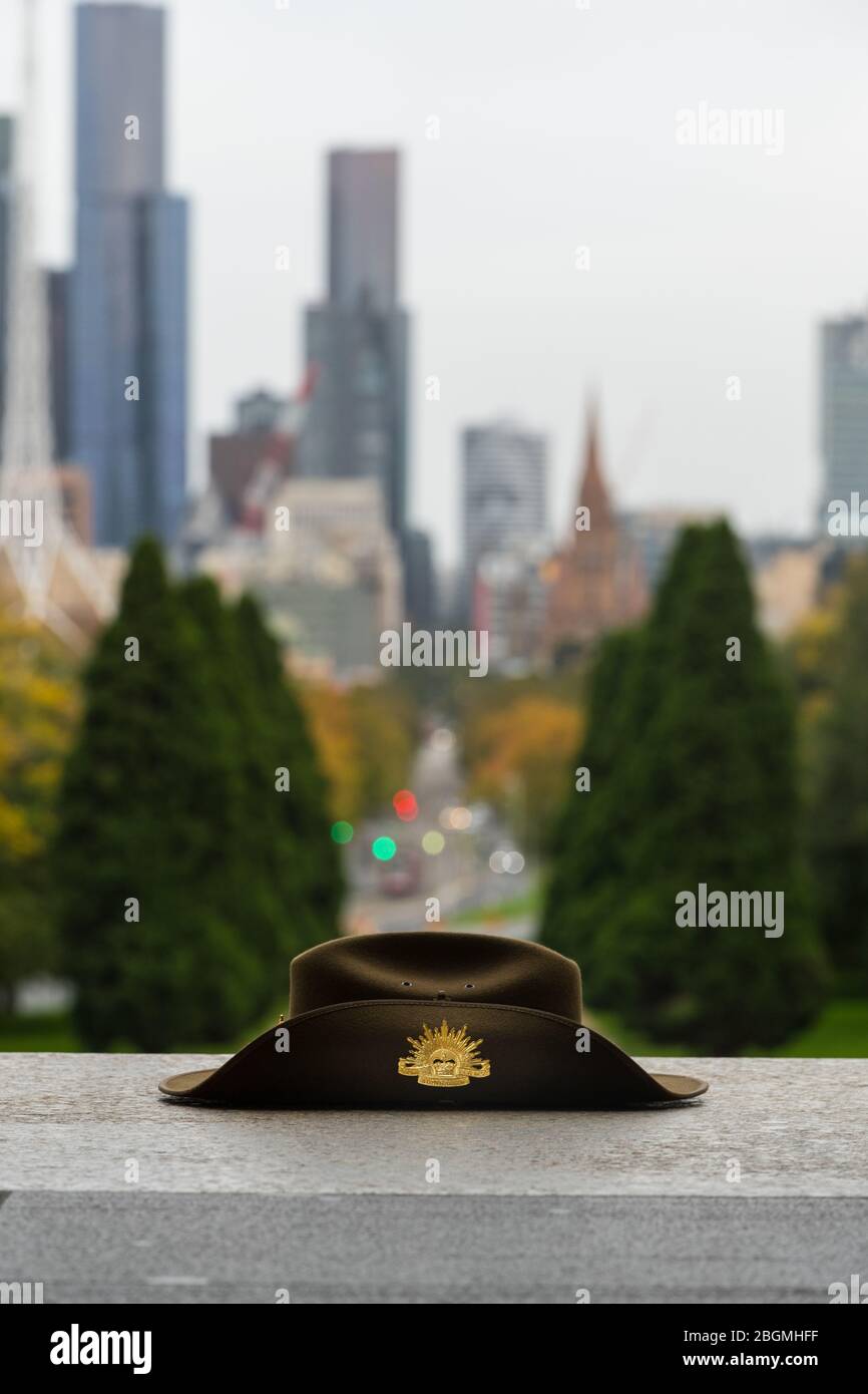 IL giorno DELL'ANZAC è un periodo dell'anno in cui gli australiani e i neozelandesi si riuniscono e ricordano i loro caduti. Covid-19 blocchi significherà che il Santuario Foto Stock