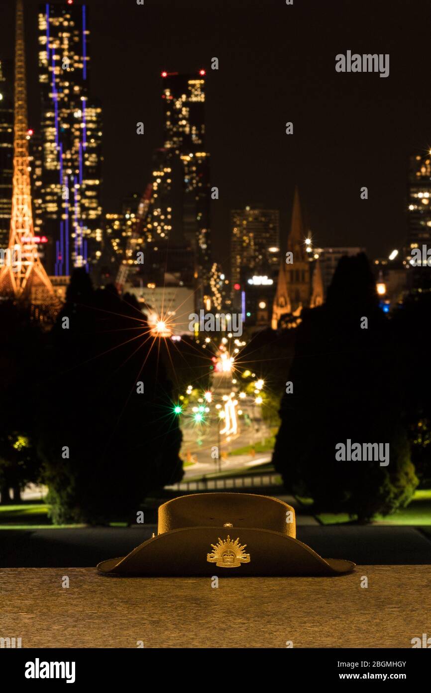 IL giorno DELL'ANZAC è un periodo dell'anno in cui gli australiani e i neozelandesi si riuniscono e ricordano i loro caduti. Covid-19 blocchi significherà che il Santuario Foto Stock