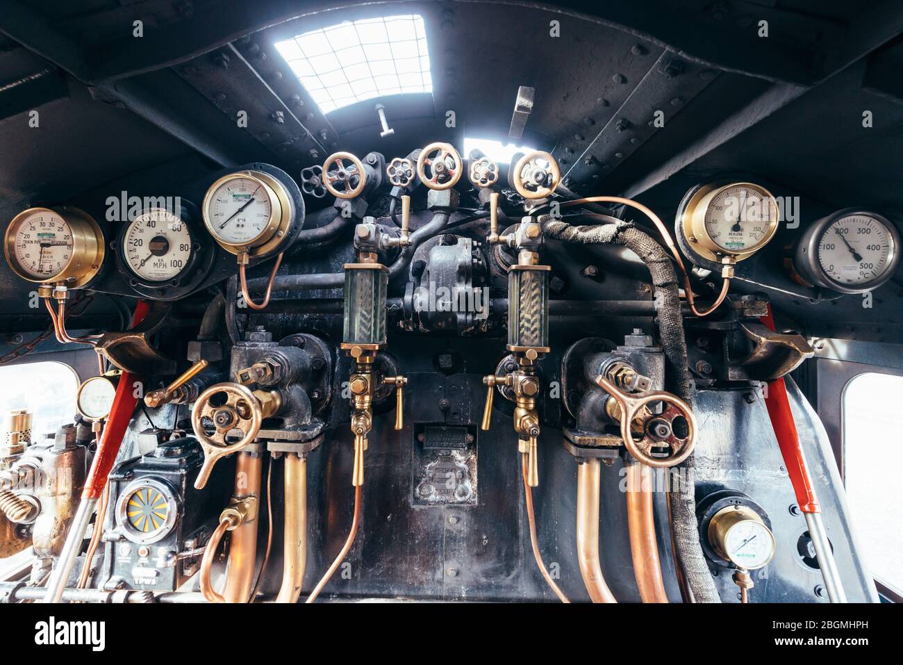 Un assortimento di quadranti in ottone e tubi in rame nella cabina di lavoro della locomotiva britannica a vapore, il Sir Nigel Gresley (LNER Classe A4 Pacific 4498), in Fr Foto Stock