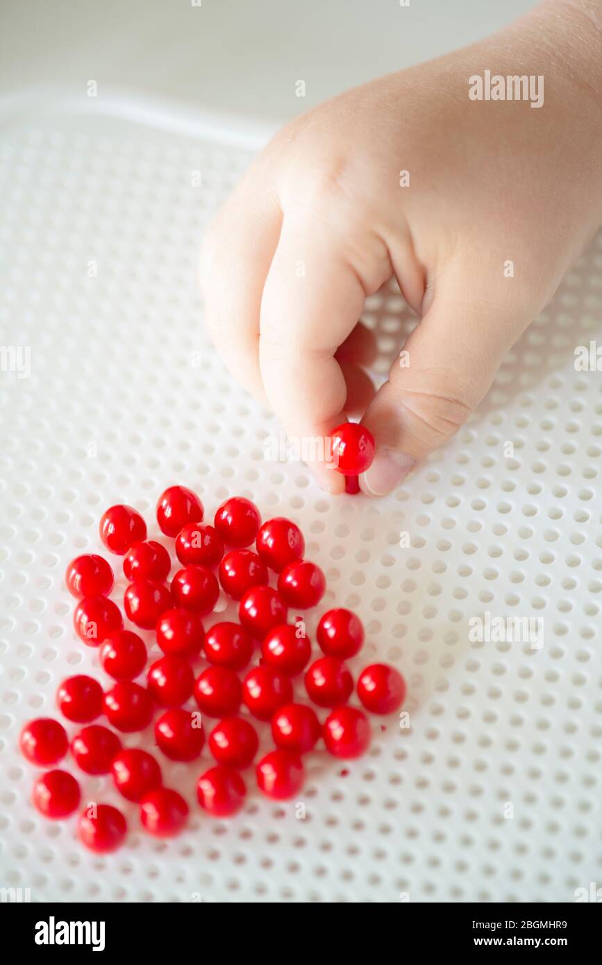 Il bambino formò un cuore con il Mosaico dei Bambini brillanti Foto Stock