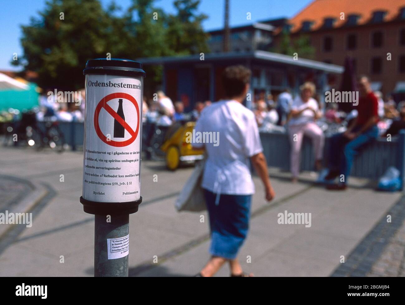 Skylt förbud mot rusdrycker på ett torg, Roskilde, Danmark. Foto Stock