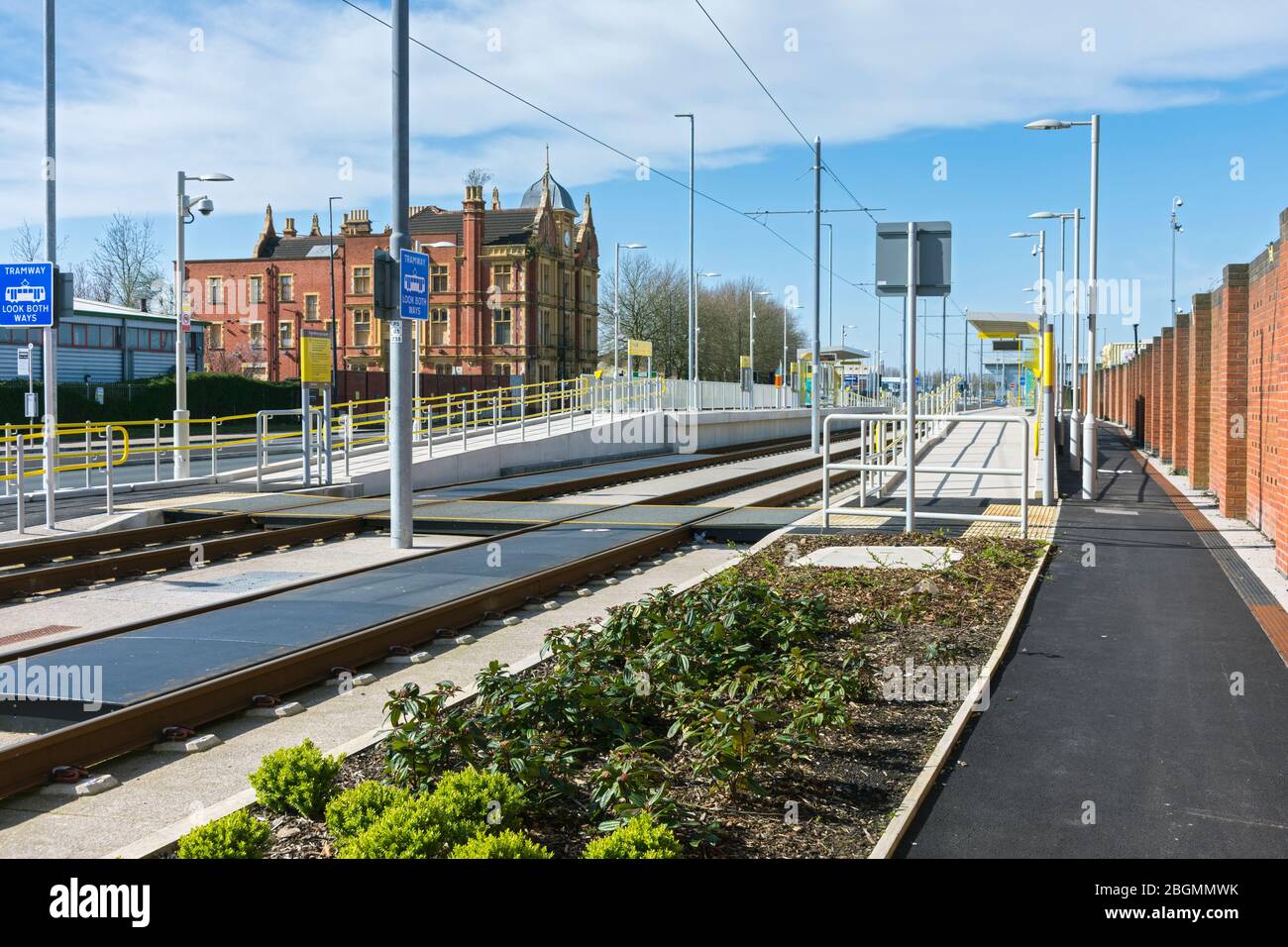 La fermata del tram Metrolink Village si trova il giorno di apertura della Trafford Park Line, 22 marzo 2020. Village Way, Trafford Park, Manchester, Regno Unito Foto Stock