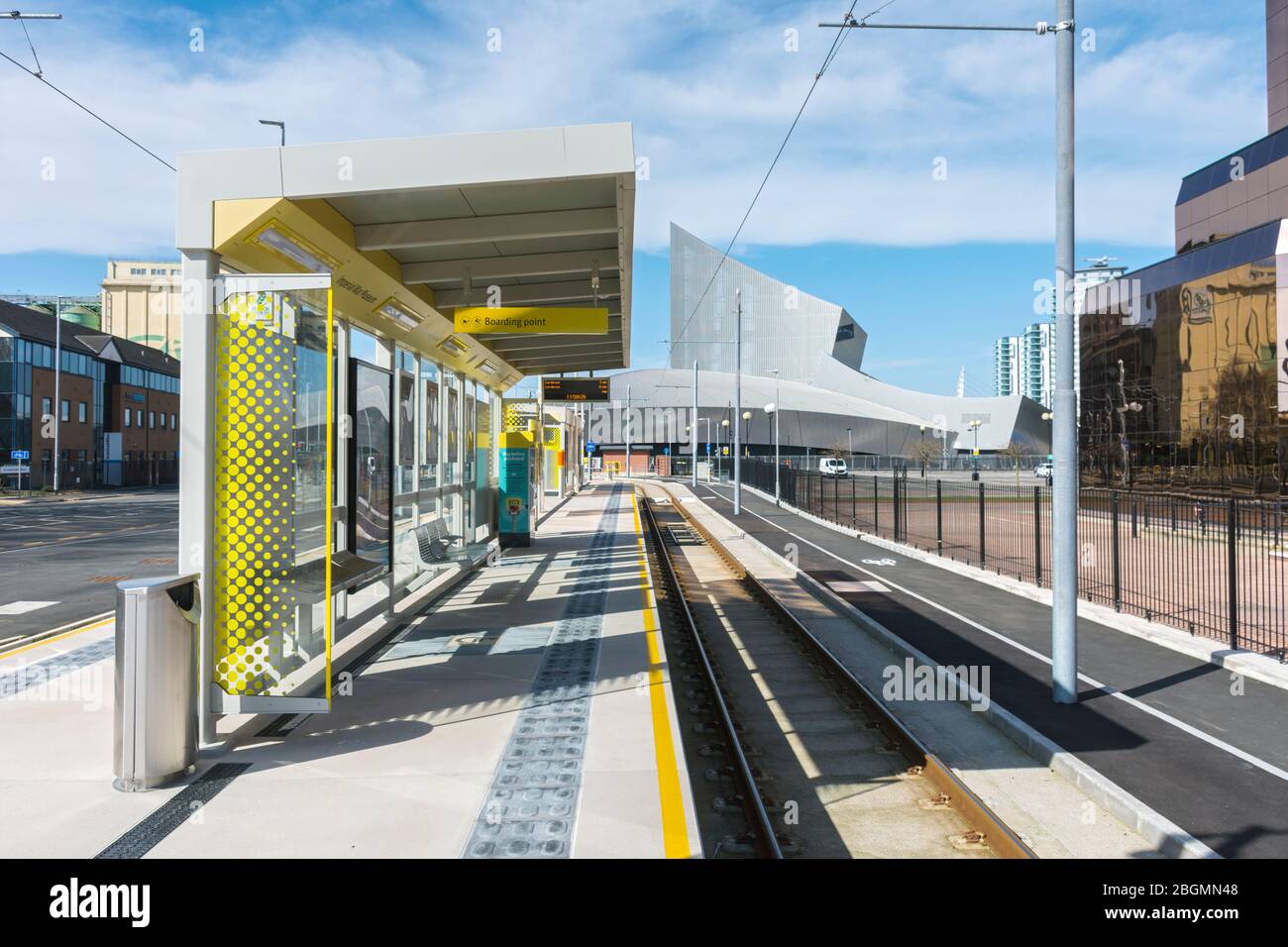 L'edificio del Museo della Guerra Imperiale Nord dalla fermata del tram del Museo della Guerra Imperiale, Trafford Park Line. Trafford Wharf Rd., Trafford, Manchester, Regno Unito Foto Stock