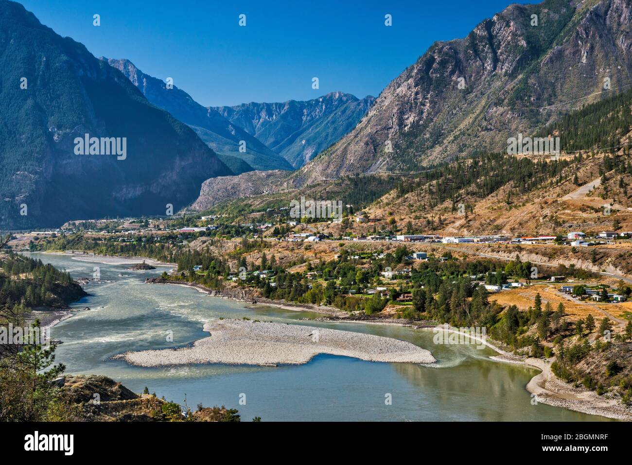 Lillooet, precedentemente Cayoosh Flat, Fraser River, in Fraser Canyon, dall'autostrada 99, Sea to Sky Highway, Coast Mountains, British Columbia, Canada Foto Stock