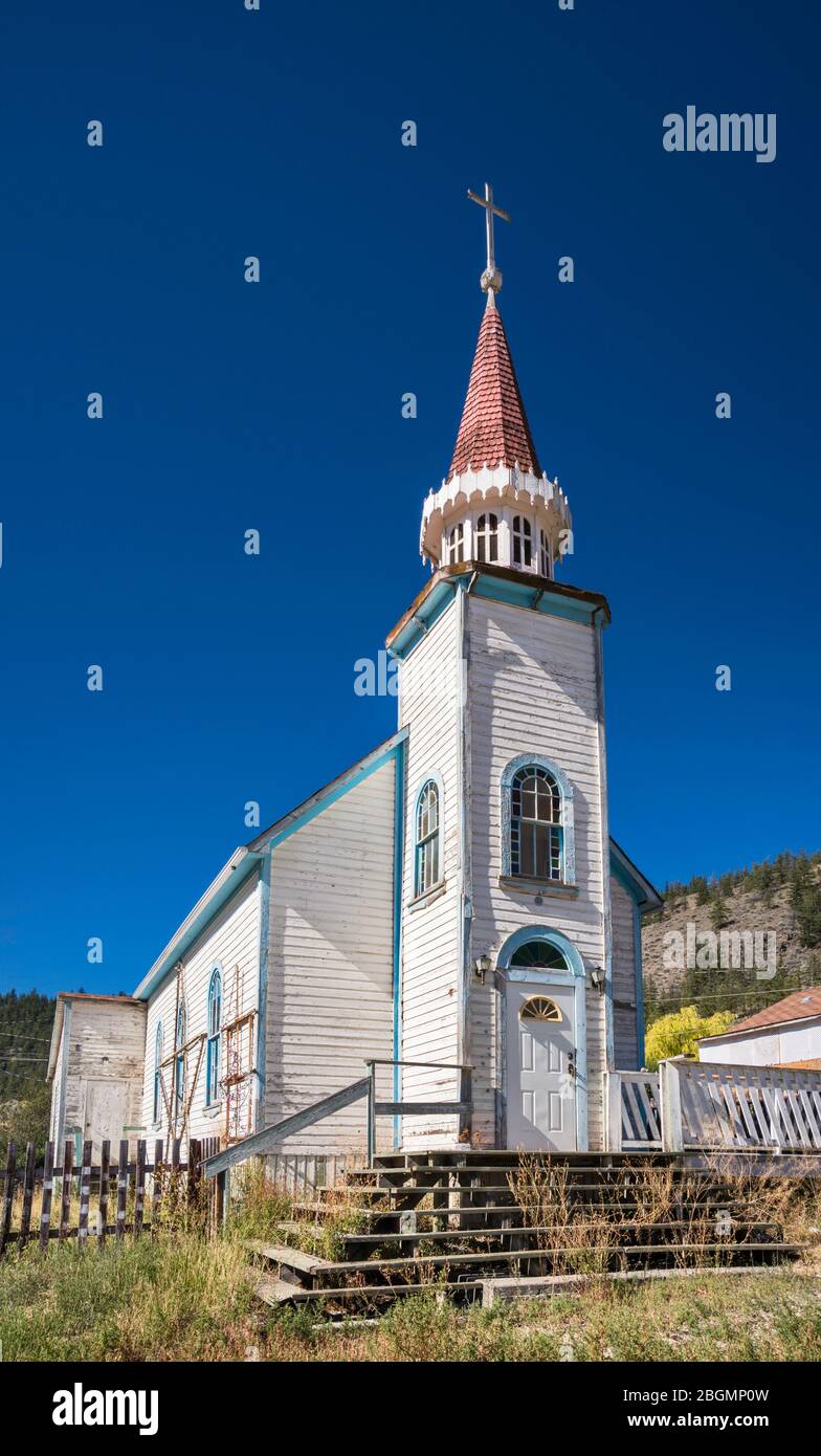 Edificio clapboard della chiesa a Pavillion, un villaggio e comunità di riserva indiana nella zona di Fraser Canyon, autostrada 99, British Columbia, Canada Foto Stock