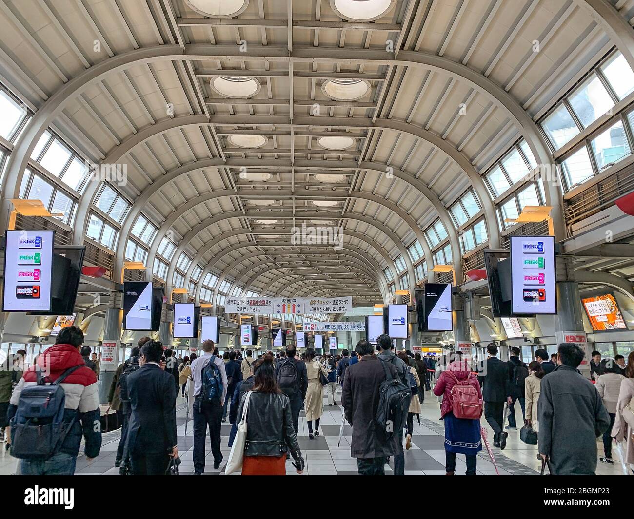 Pendolari in una stazione della metropolitana trafficata all'ora di punta. Scena tipica in uno staton di treno giapponese. La gente viaggia lungo un passaggio pedonale, ora di punta Foto Stock