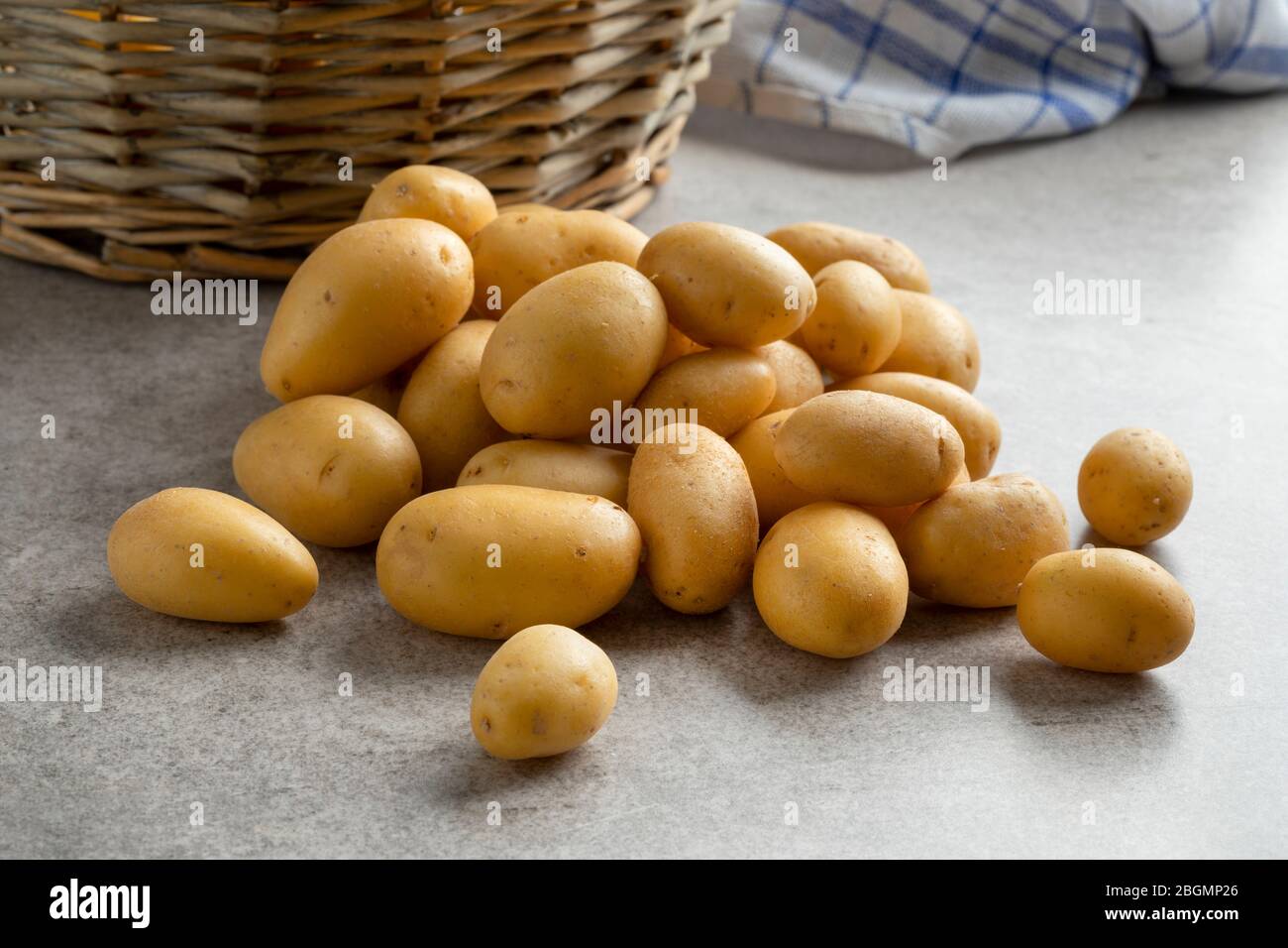 Patate fresche piccole nuove da cucinare Foto Stock