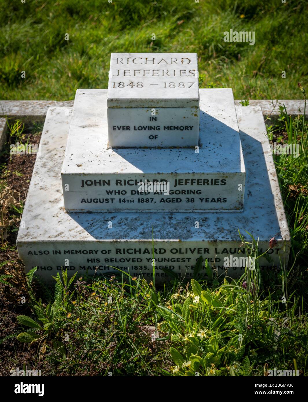 La tomba del romanziere vittoriano e naturalista Richard Jefferies in Broadwater Cemetery, Worthing, West Sussex, Regno Unito Foto Stock