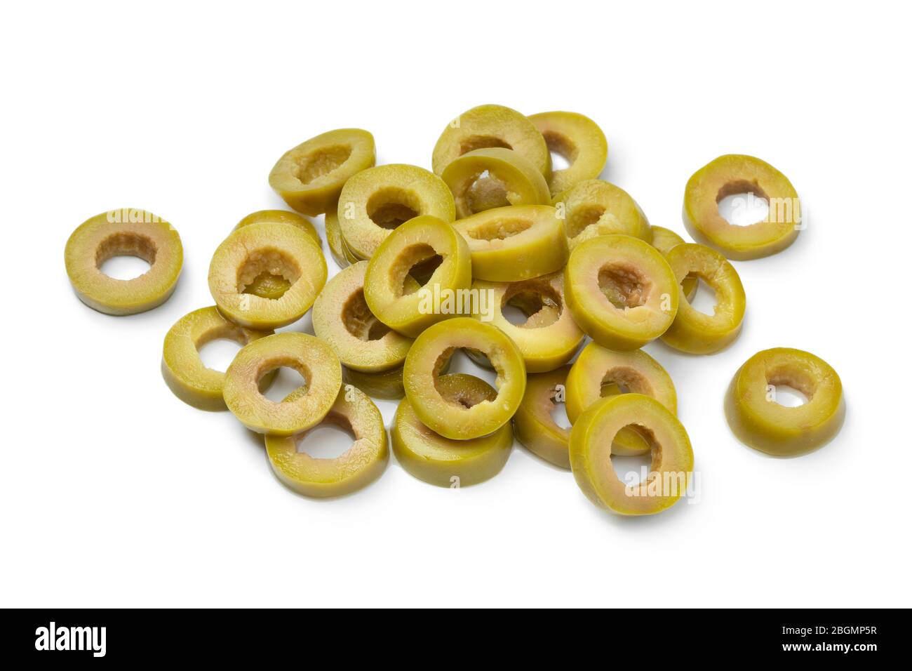 Fettine di anelli di oliva verdi come ingrediente per cucinare isolato su sfondo bianco Foto Stock