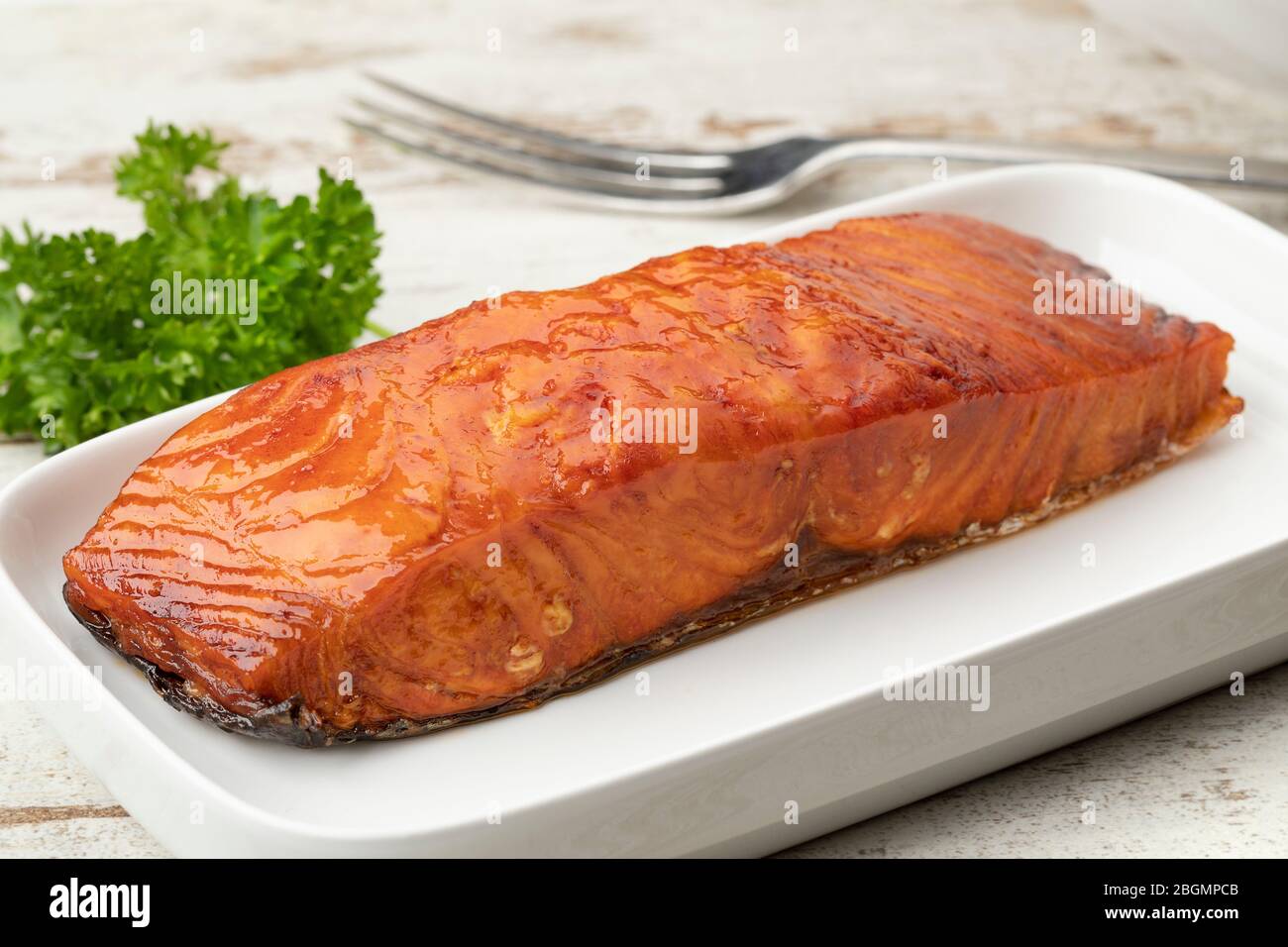 Piatto con un pezzo di filetto di salmone scandinavo affumicato da vicino Foto Stock