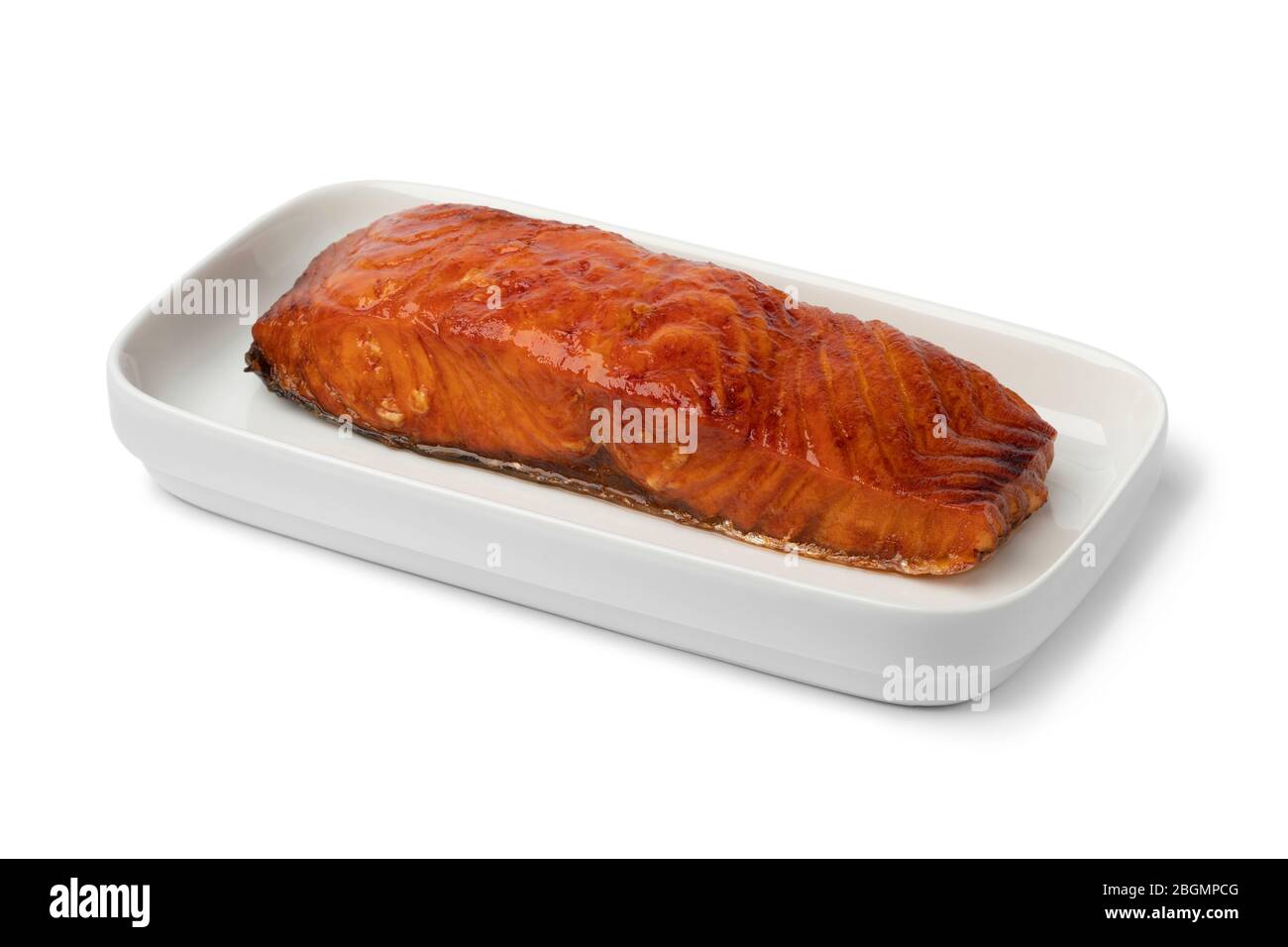 Pezzo di filetto di salmone scandinavo affumicato da vicino isolato su sfondo bianco Foto Stock