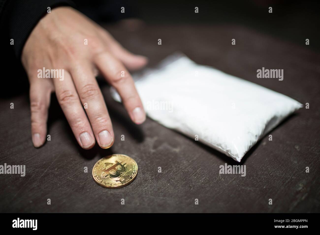 L'uomo ottiene Bitcoin per le droghe. Concetto di moneta criptovaluta doggy. Foto Stock