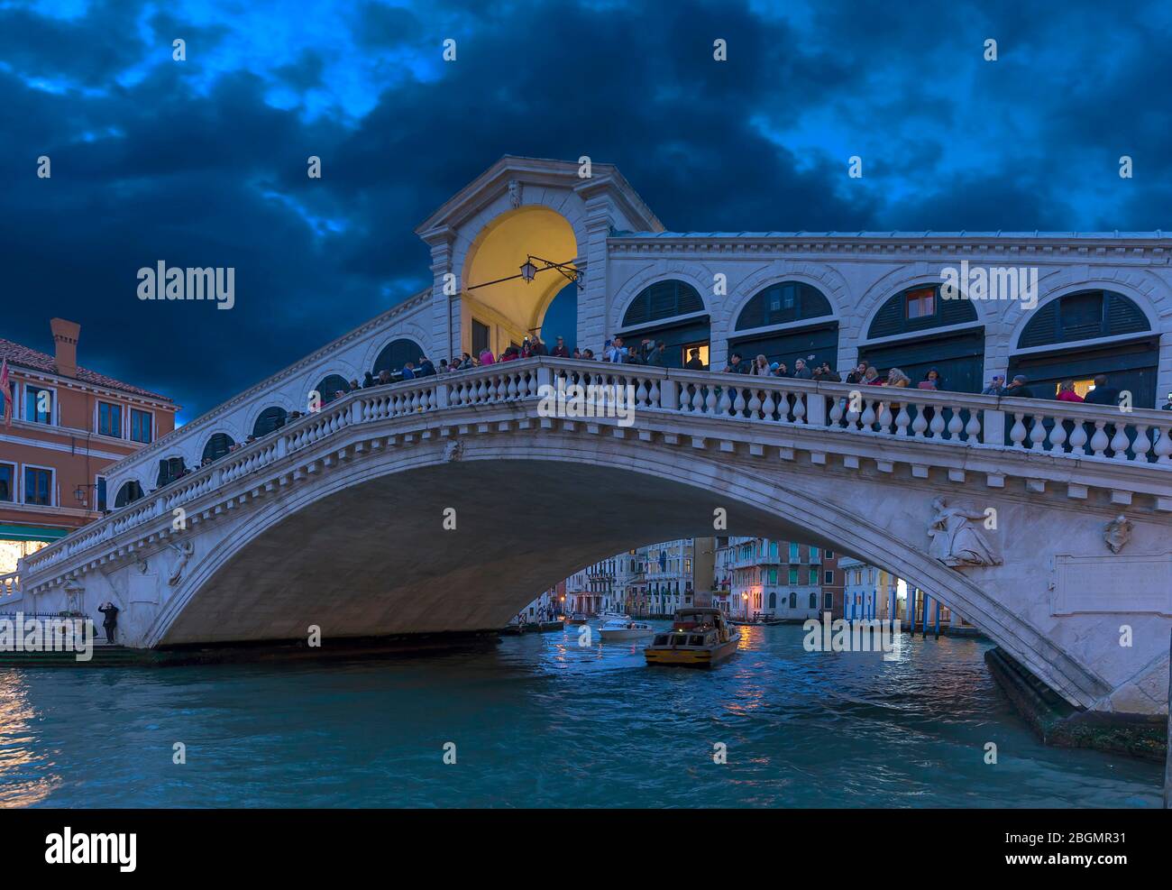 Ponte di Rialto in serata, Venezia, Veneto, Italia Foto Stock