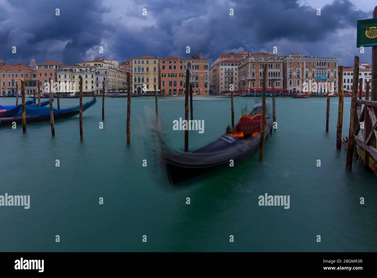 Gondole veneziane ancorano nel Canal Grande, dietro case e palazzi, atmosfera di tempesta, Venezia, Veneto, Italia Foto Stock