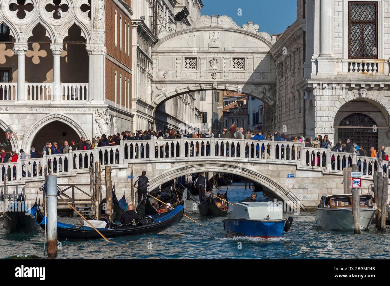 Il turismo di massa di fronte al Ponte dei Sospiri, Venezia, Veneto, Italia Foto Stock