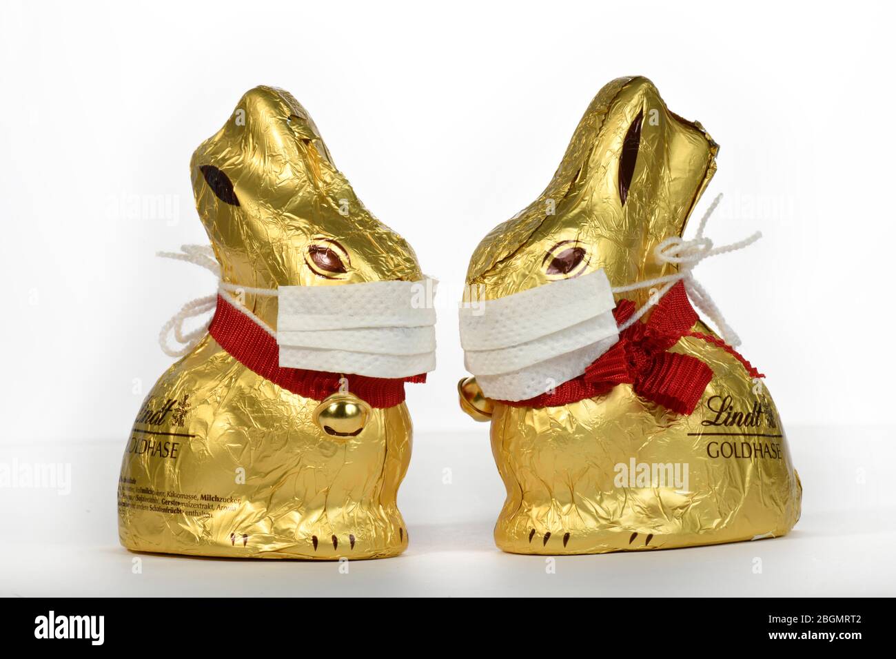 Simbolo foto Pasqua durante la crisi Corona, due conigli di Pasqua al cioccolato con i collutorio, , Baden-Wuerttemberg, Germania Foto Stock