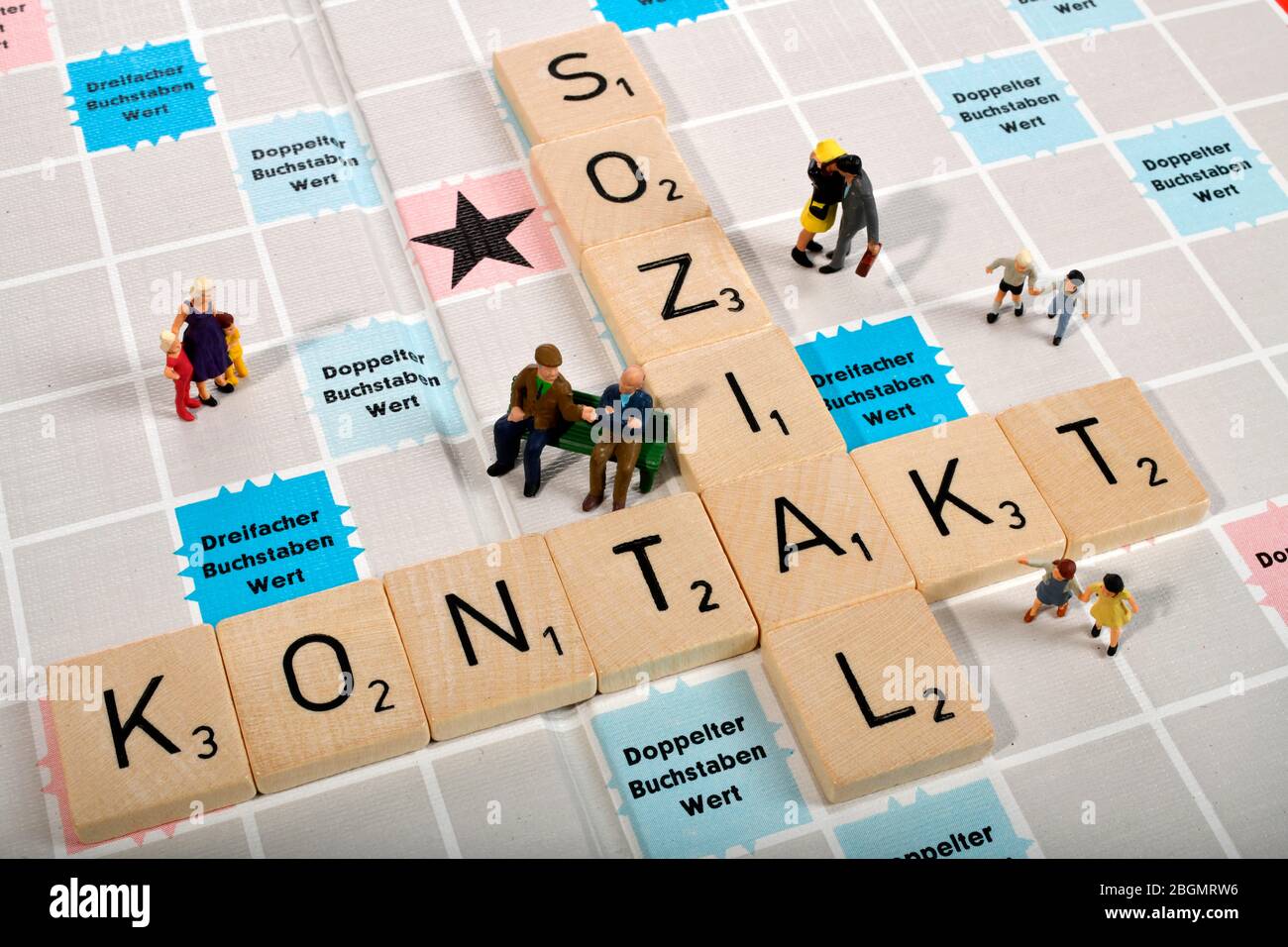 Gioco di lettere, immagine simbolica, lettere formano le parole sociale e contatto, contatto sociale, corona crisi, Germania Foto Stock