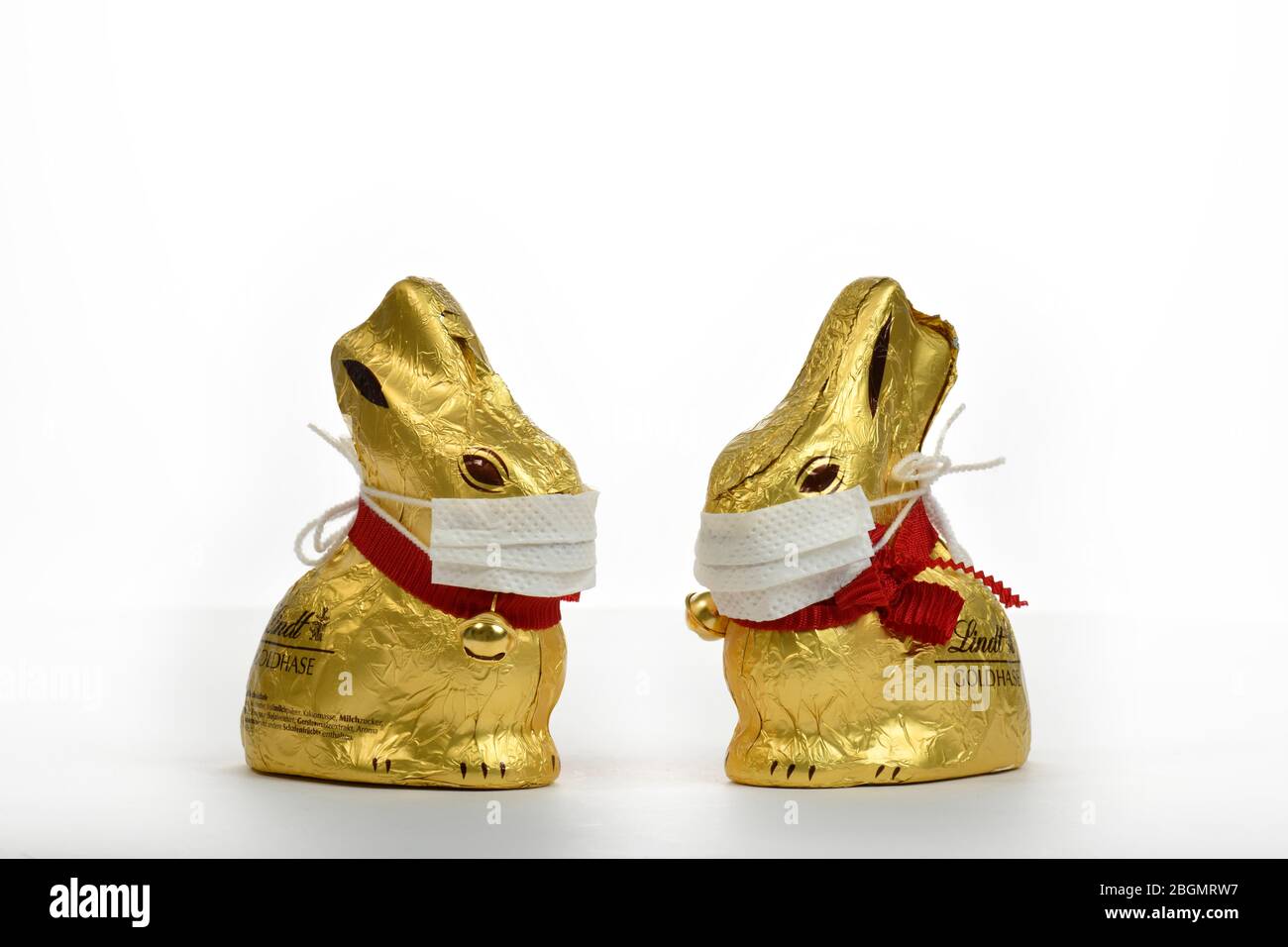 Simbolo foto Pasqua durante la crisi di Corona, due conigli pasquali al cioccolato con i collutorio, Stoccarda, Baden-Wuerttemberg, Germania Foto Stock