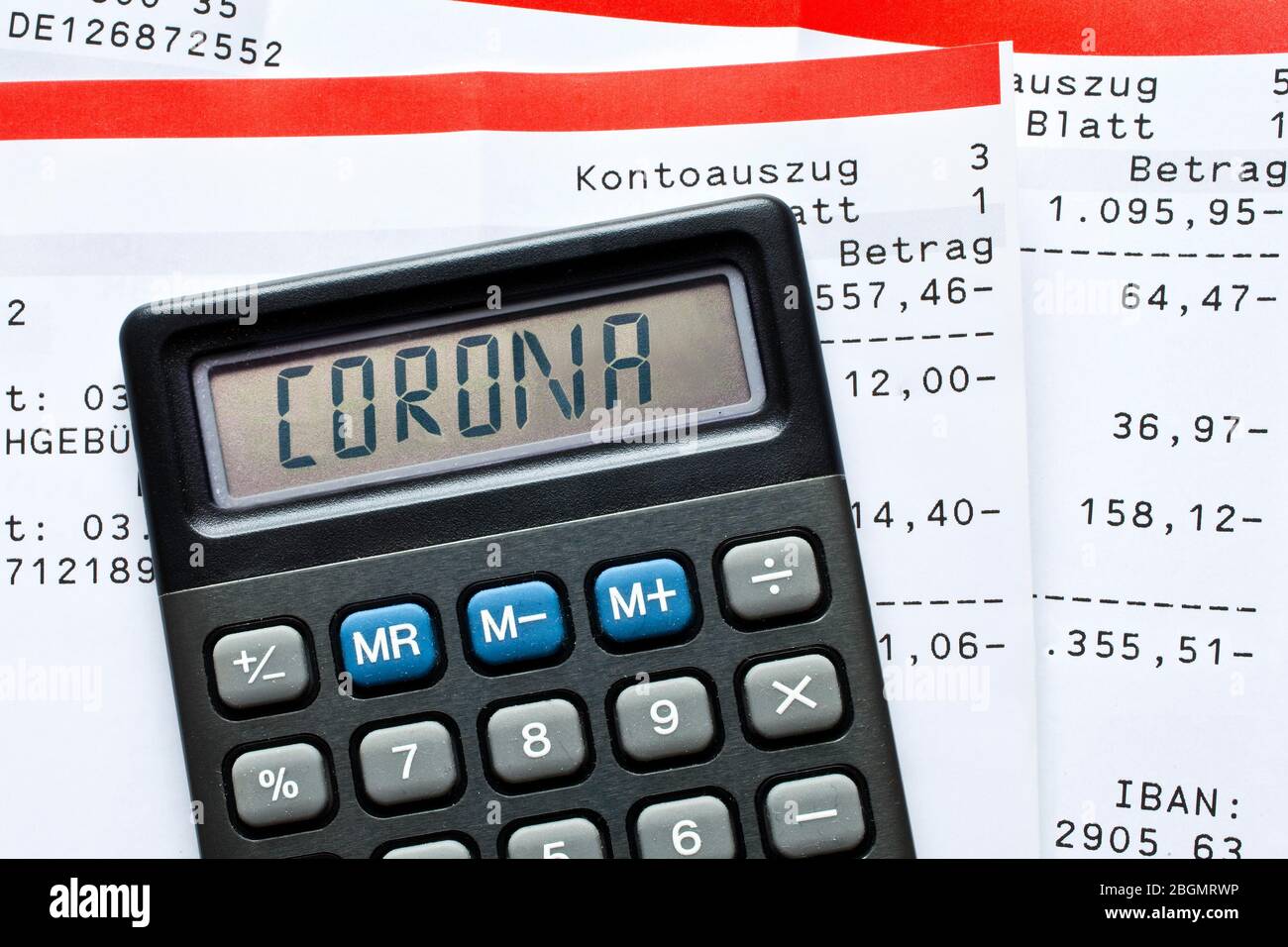 Composizione digitale, calcolatrice con lettere Corona e estratti conto bancari, pagamenti, foto simbolo per gli effetti del Coronavirus sull'economia Foto Stock