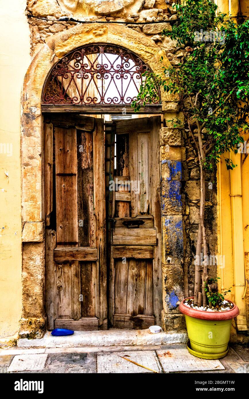 Vecchia porta in strada stretta della città di Rethymno, Creta, Grecia. Foto Stock