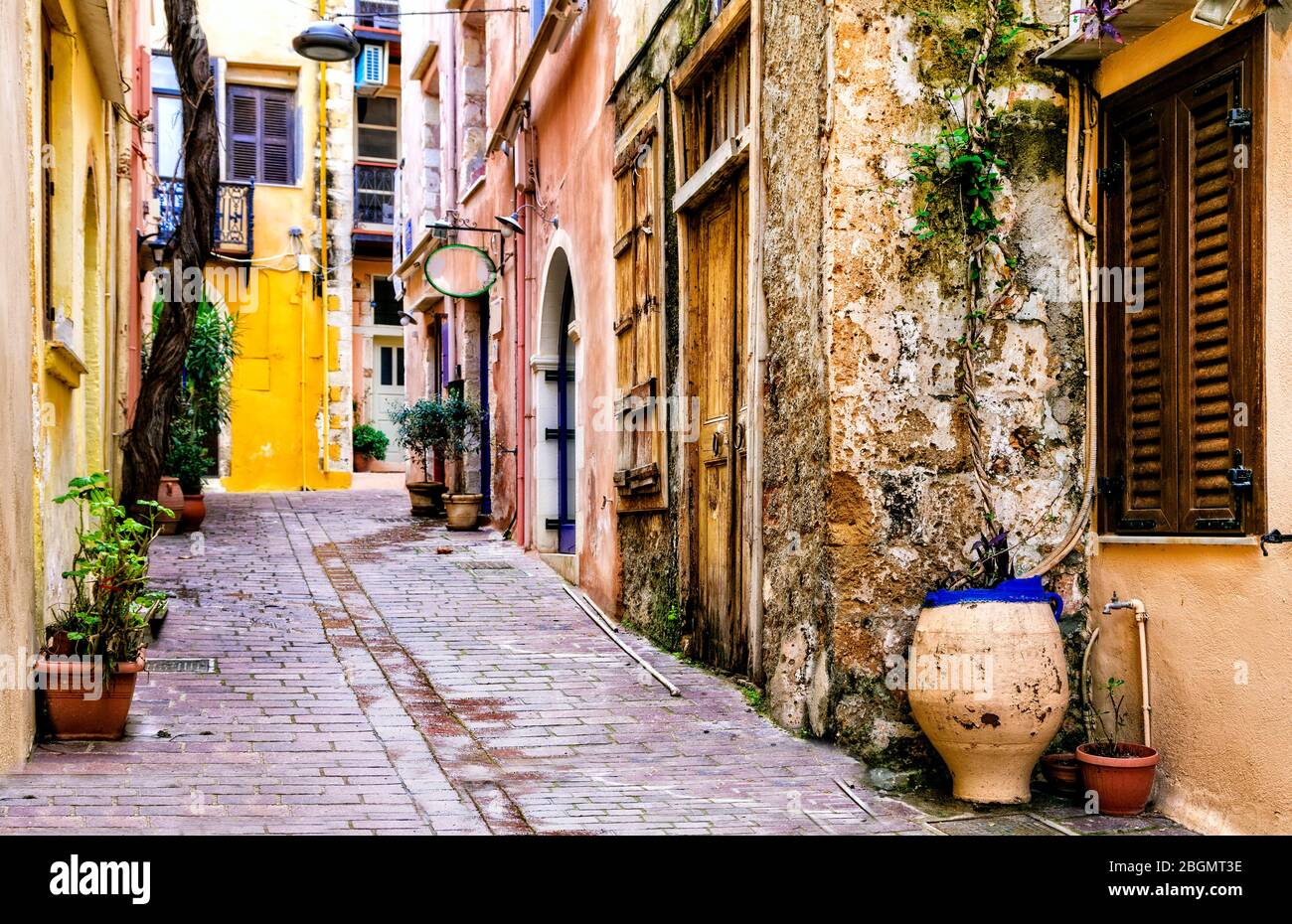 Colorata serie tradizionale greca - strade strette nella città vecchia di Chania, l'isola di Creta. Foto Stock