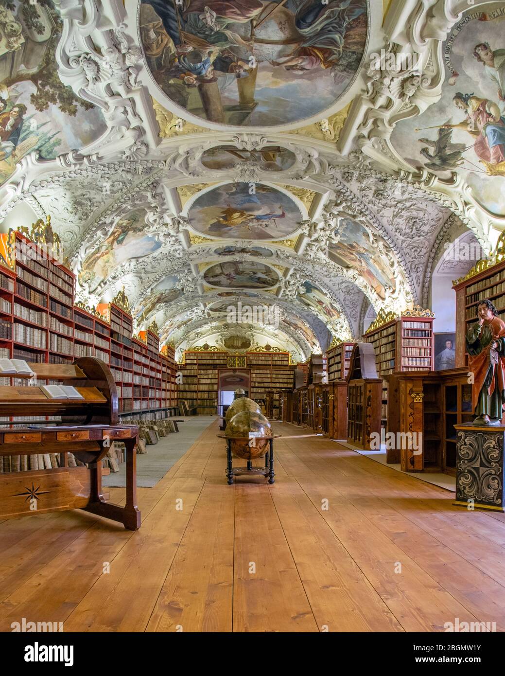 Una vista lungo la famosa Sala lettura nella Biblioteca Strahov, Praga. Antiche tombe fiancheggiano le pareti sotto il soffitto, dai dettagli ornatissimi. Foto Stock