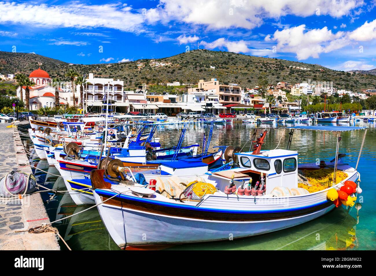 Grecia viaggio. Luoghi belli dell'isola di Creta - villaggio di pescatori pittorico Elounda. Foto Stock
