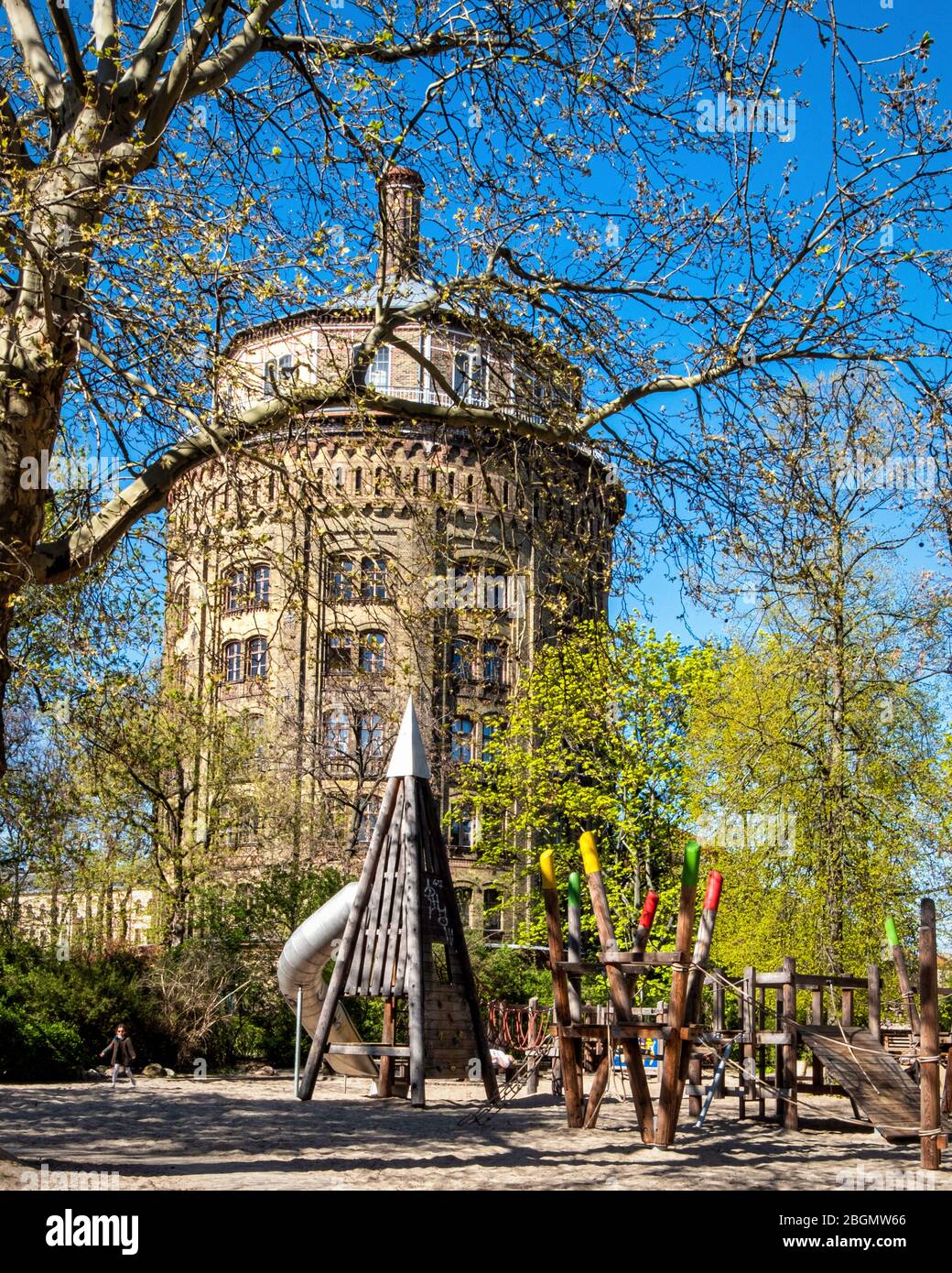 Un solo bambino nel parco giochi vicino alla storica torre d'acqua durante la pandemia COVID-19, Park am Wasserturm, Prenzlauer Berg, Berlino Foto Stock