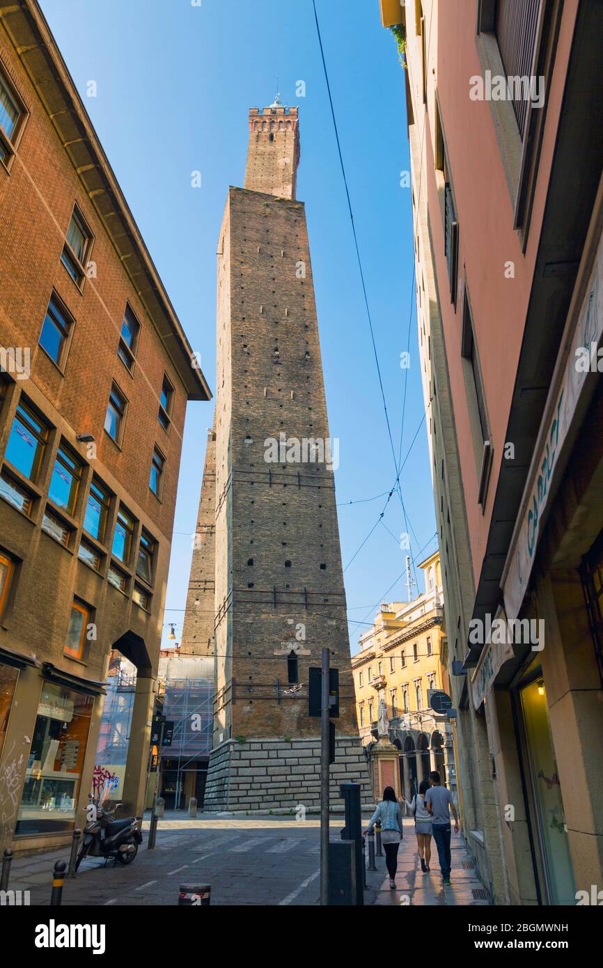 Bologna, Emilia-Romagna, Italia. Il Duo Torres, o due Torri, in Piazza di Porto Ravegnana. La torre più alta è la Torre degli Asinelli, la smala Foto Stock