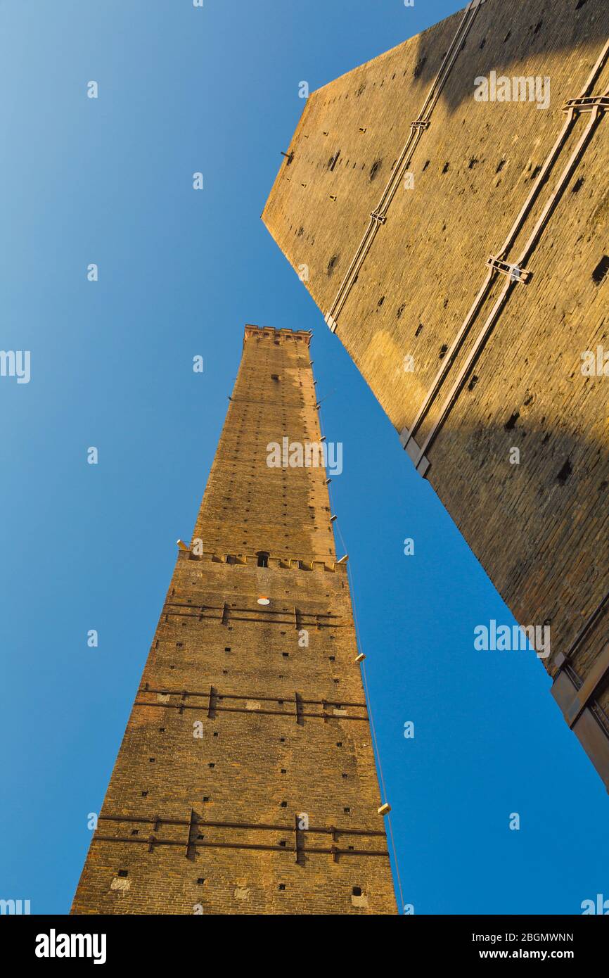 Bologna, Emilia-Romagna, Italia. Il Duo Torres, o due Torri, in Piazza di Porto Ravegnana. La torre più alta, a sinistra, è la Torre degli Asinelli, la Foto Stock