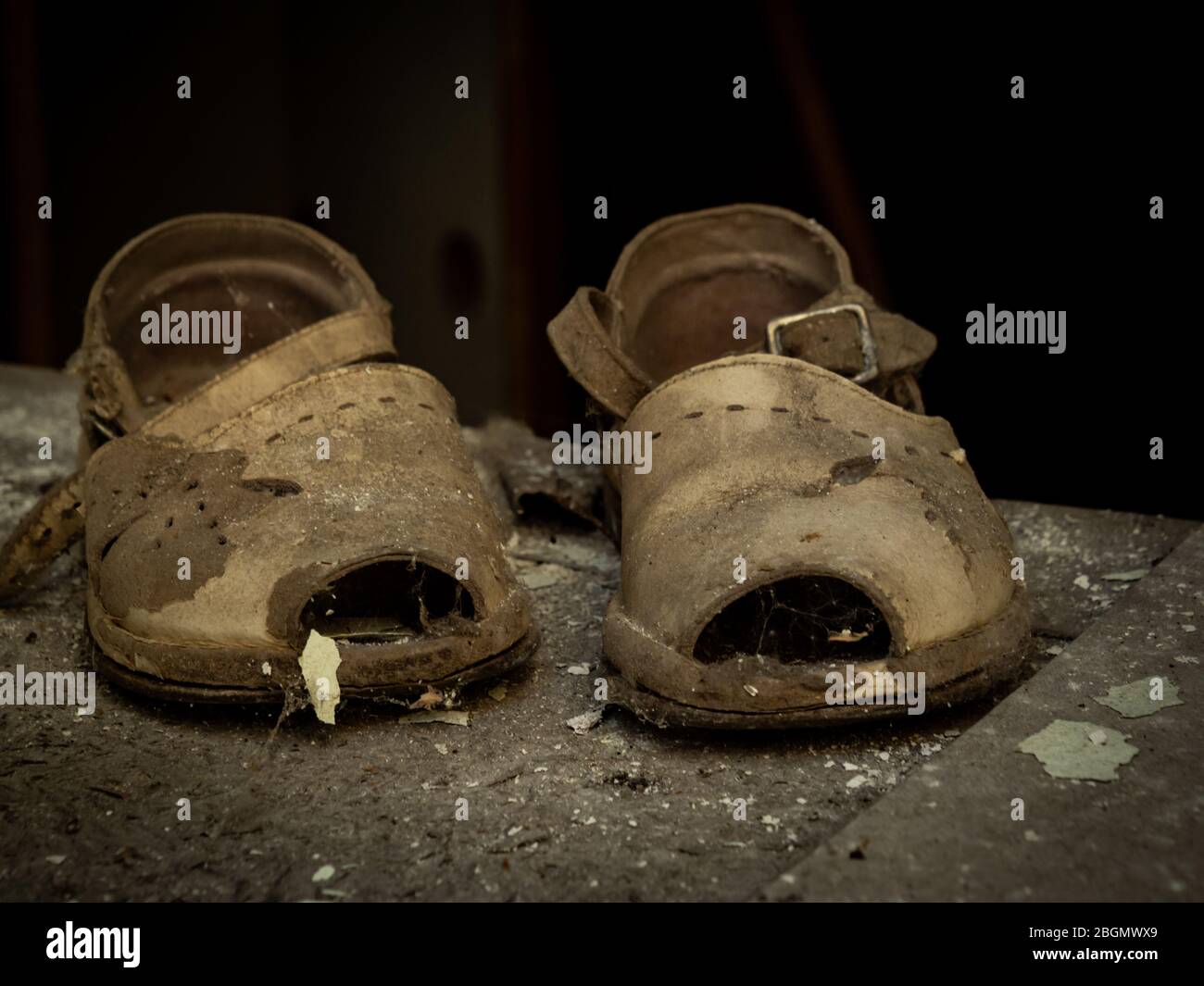 Scarpe per bambini lasciate nell'asilo nella città fantasma Pripyat, Chernobyl Exclusion zone, Ucraina. Foto Stock