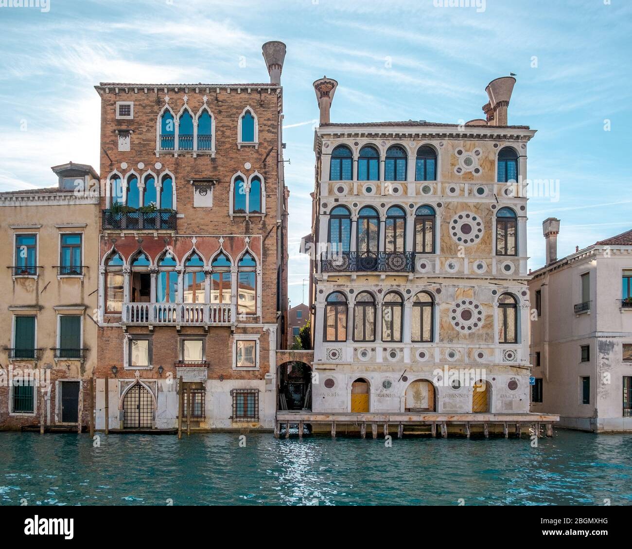11/20/2017- Venezia, Italia. Le facciate di Palazzo Dario e Palazzo Barbaro Wolkoff sulla riva del Canal Grande Foto Stock