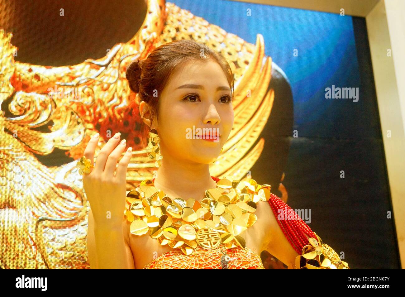 I modelli femminili mostrano nuovi gioielli in oro Foto Stock