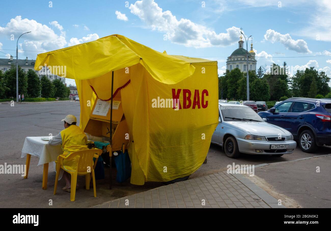 23 maggio 2019. Orel, Russia. Vendita di kvass da un barile di metallo giallo su piazza Karl Marx in Orel. Foto Stock