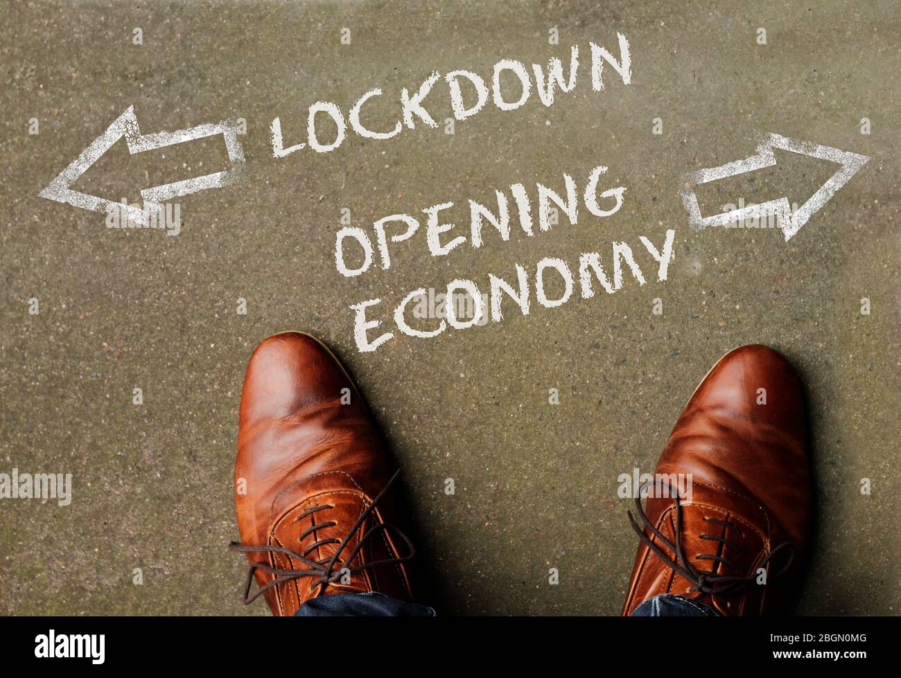 Due scarpe in pelle davanti alle parole "Lockdown" e "Opening Economy" e frecce rivolte in direzioni opposte Foto Stock