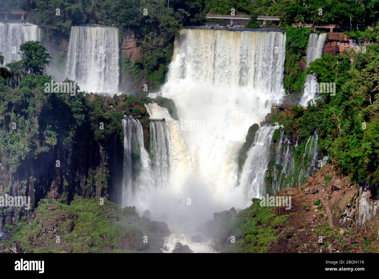 I magnifici torrenti delle Cascate di Iguacu, Brasile Foto Stock