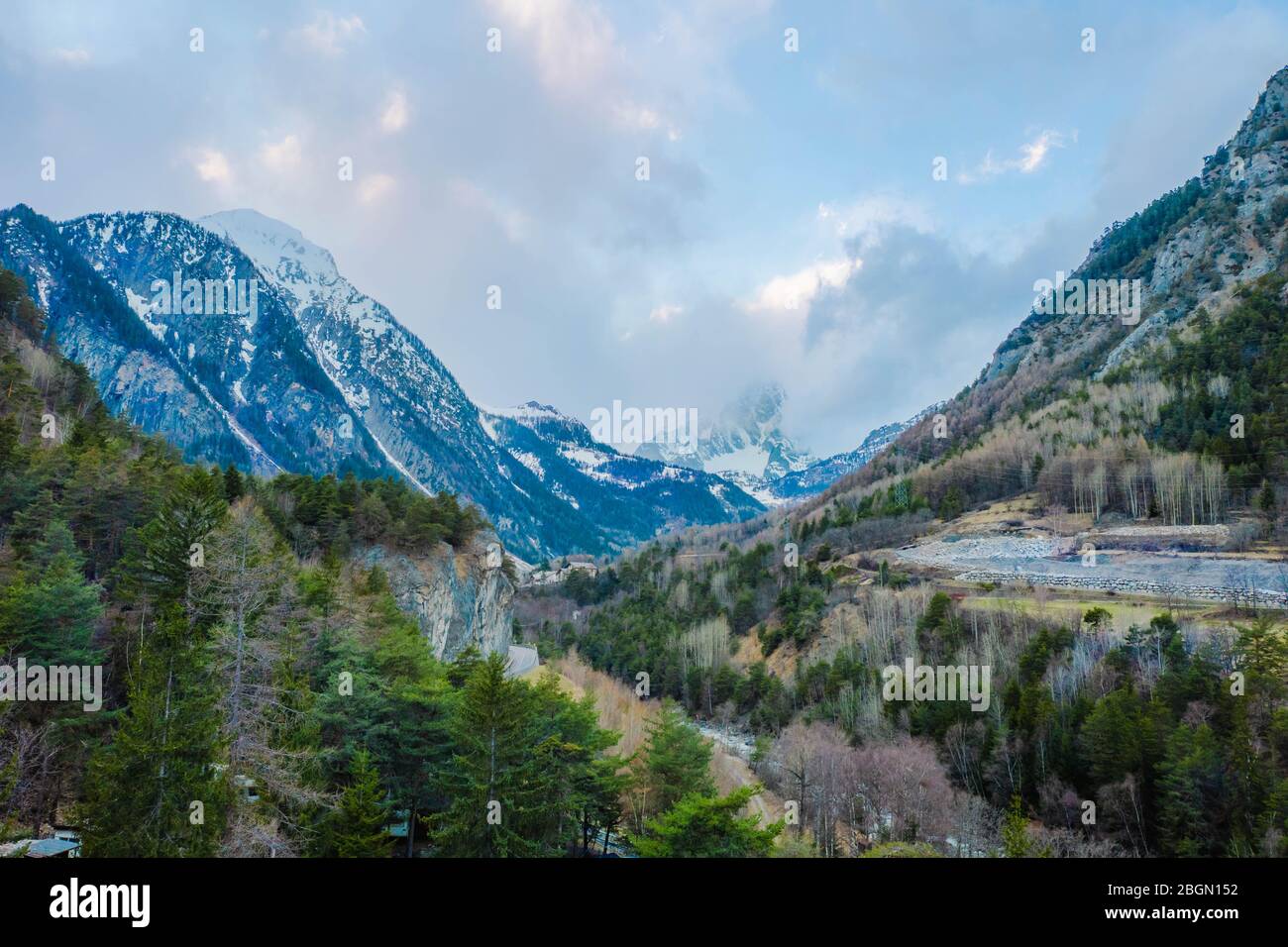Il villaggio di Palleusieux sotto una grande montagna, nel Basin Pre-Saint-Didier, Valle d'Aosta al momento della comparsa del virus corona, Italia settentrionale Foto Stock