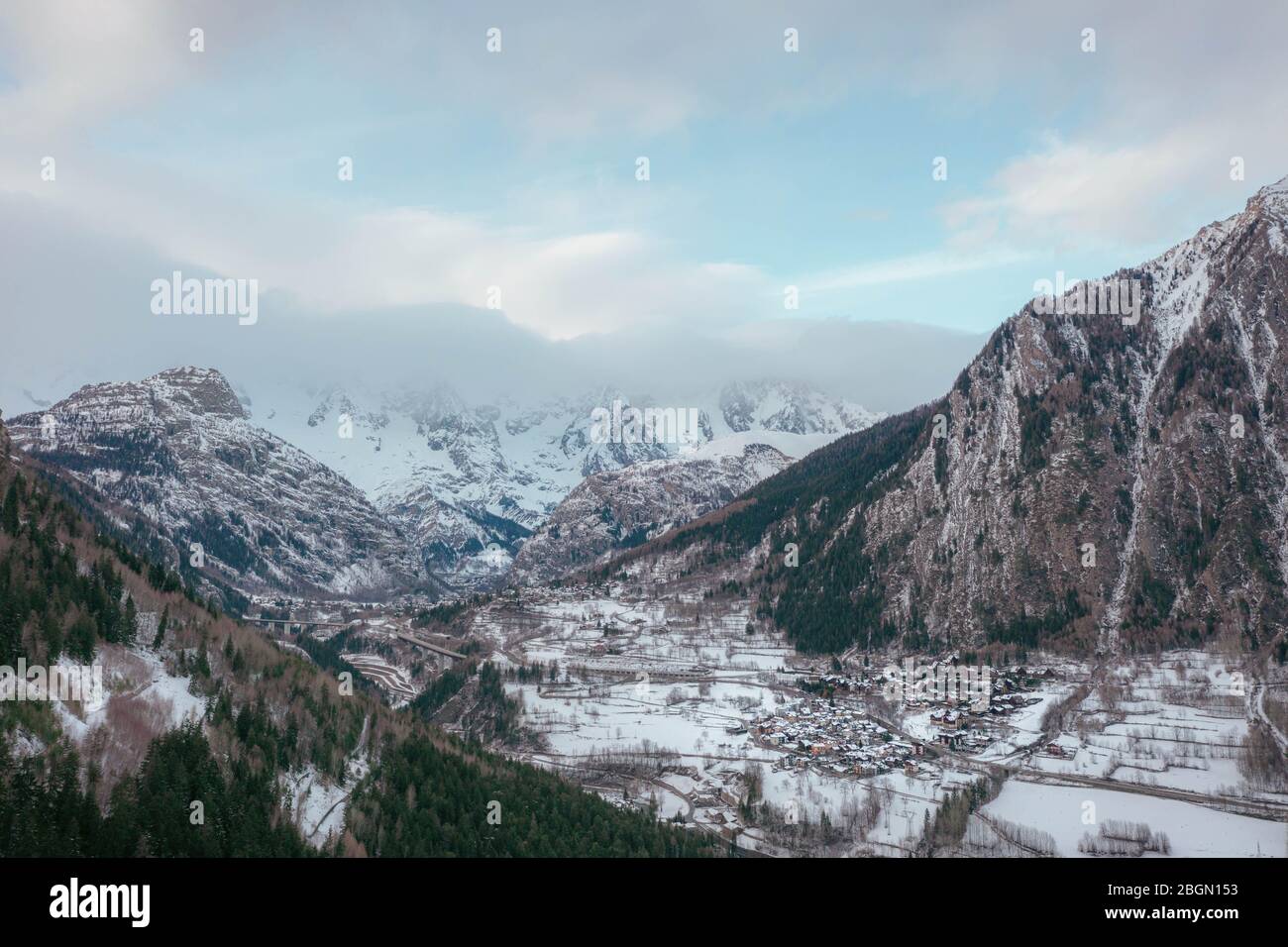 Il villaggio di Palleusieux sotto una grande montagna, nel Basin Pre-Saint-Didier, Valle d'Aosta al momento della comparsa del virus corona, Italia settentrionale Foto Stock