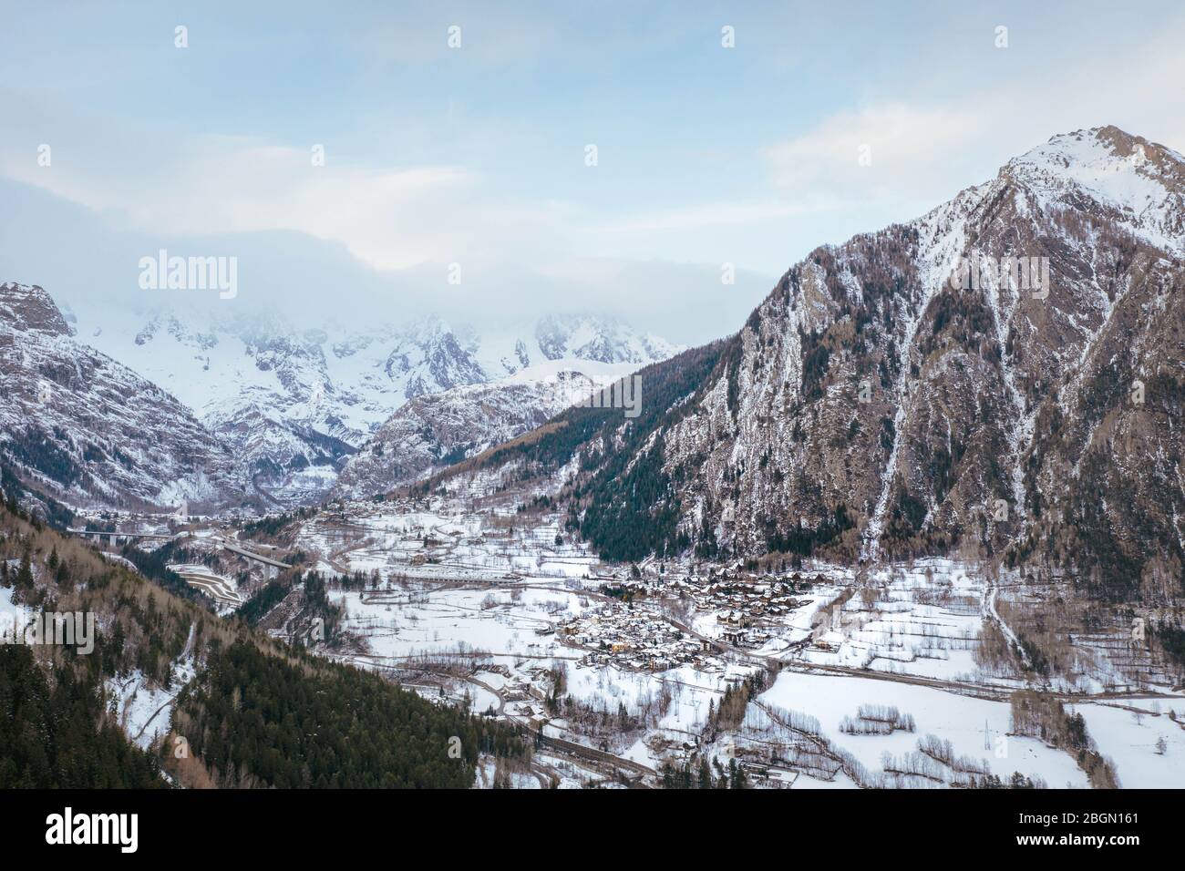 Il villaggio di Palleusieux sotto una grande montagna, nel Basin Pre-Saint-Didier, Valle d'Aosta al momento della comparsa del virus corona, Italia settentrionale Foto Stock