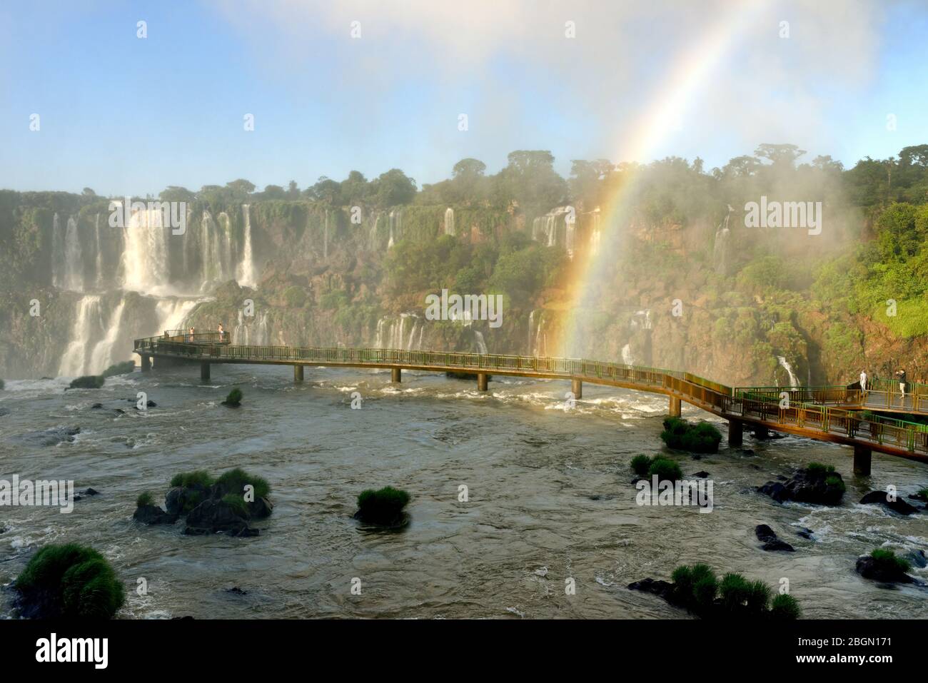 Turisti sul ponte alla cascata della Gola del Diavolo, con un arcobaleno, cascate di Iguacu, Brasile, Sud America Foto Stock
