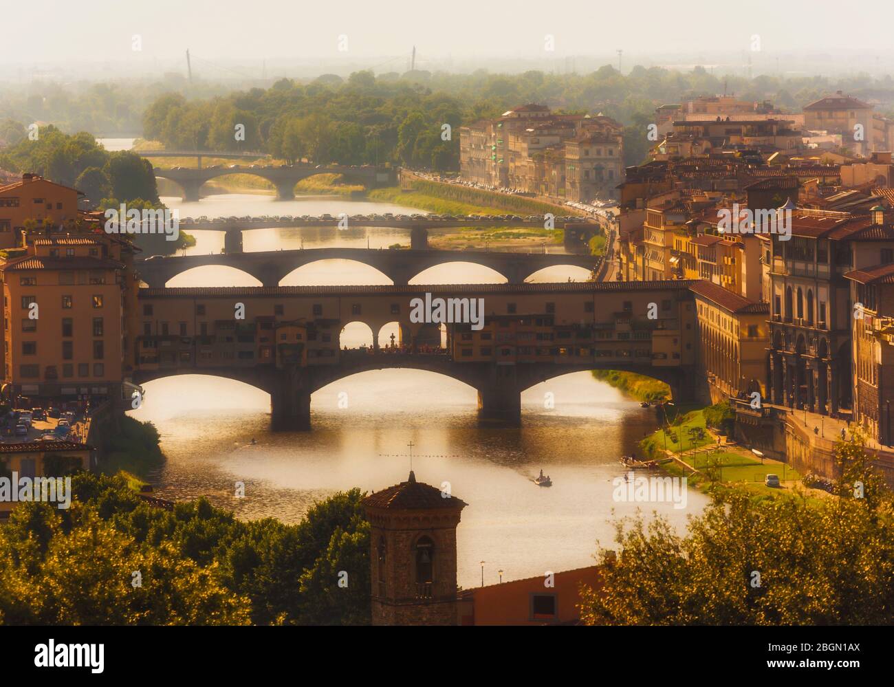 Vista sul fiume Arno fino al Ponte Vecchio, il vecchio ponte. Firenze, Toscana, Italia. Il centro storico di Firenze è un mondo UNESCO lei Foto Stock