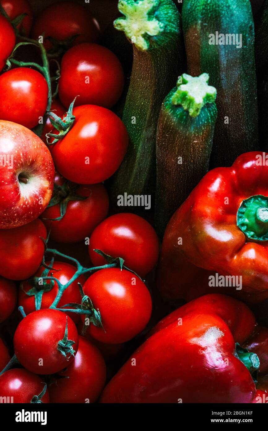 Un set di frutta e verdura crude molto appetitose. Set di pomodori, mele, peperoni e zucchine. Frutta e verdura rosse e verdi. Foto Stock