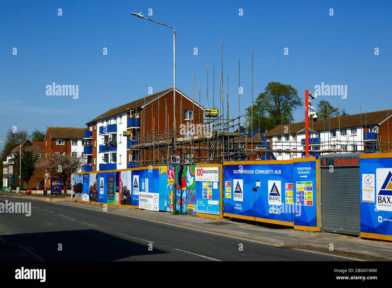 Segnali su appostamenti e impalcature sul nuovo sito di sviluppo del Southborough Community Hub, London Road, Southborough, Kent, Inghilterra Foto Stock