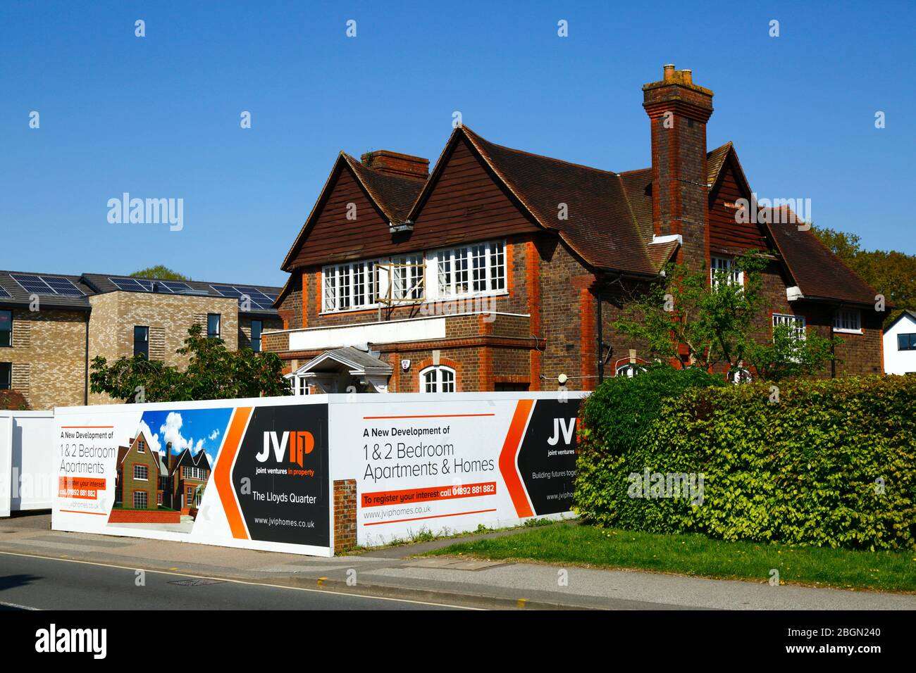 JVIP Property Developer firma progetto esterno per convertire l'ex edificio Lloyds Bank in appartamenti, London Road, Southborough, Kent, Inghilterra Foto Stock