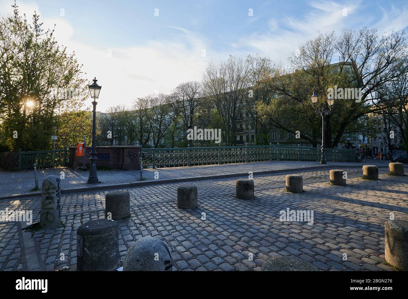 Berlino, Germania. 10 aprile 2020. Al mattino il ponte dell'ammiraglio è ancora vuoto. Il ponte è un popolare punto d'incontro per turisti e berlinesi. Credit: Annette Riedl/dpa-Zentralbild/ZB/dpa/Alamy Live News Foto Stock